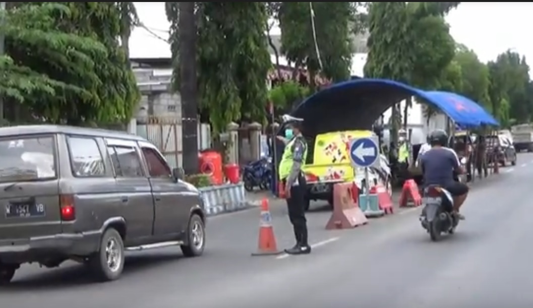 Petugas melakukan rapid test bagi pengendara mobil yang masuk wilayah Mantingan Ngawi. (metrotv)