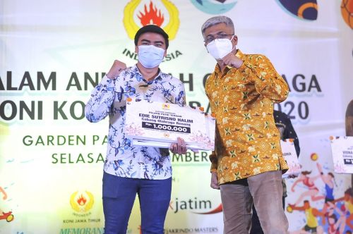  Pelatih renang Edie Sutrisno Halim (kiri) dinobatkan sebagai pelatih putra terbaik. (ft/hum)