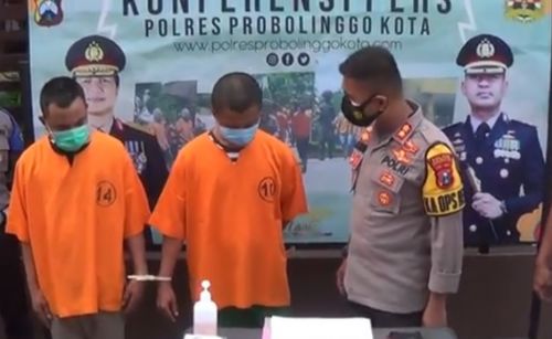 Kapolres Probolinggo Kota, AKBP M. Raden Jauhari dengan dua pelaku pelemparan bondet. (metrotv)