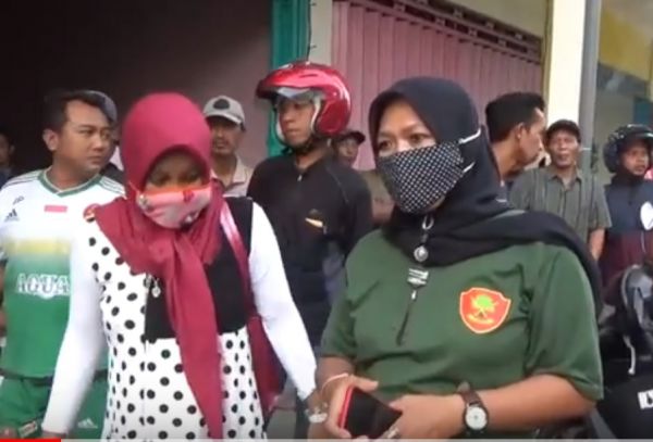 Heroik,  Aksi Perempuan Anggota Linmas Duel Lawan Jambret
