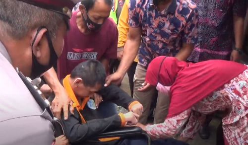  Rizki Prasetyo menjajal kursi roda pemberian Kapolres Magetan. (metrotv)