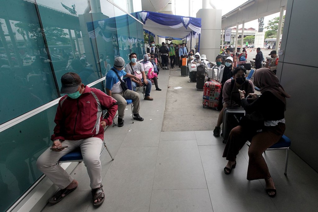 Suasana antrean calon penumpang yang mengikuti tes Antigen di Terminal 2 Bandara Soekarno-Hatta, Tangerang, Banten, Senin (21/12/2020) MI/Susanto.