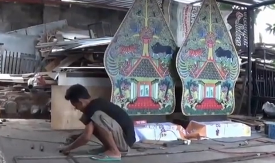 Perajin pernik Natal di Magetan sepi pesanan. (metrotv)