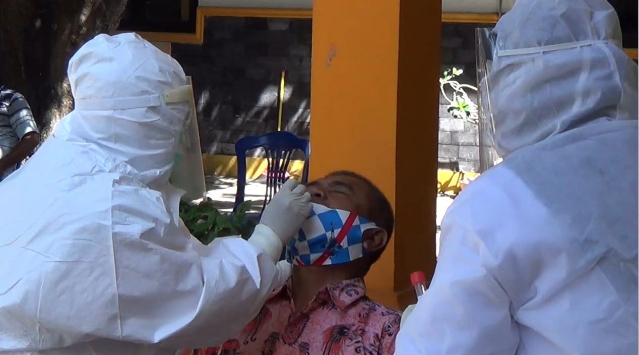 Rapid test antigen membantu para sopir di yang hendak mengirimkan sembako ke Bali (Foto / Metro TV)