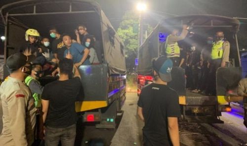 Puluhan pemuda terjaring razia balap liar dibawa ke Mapolres Sidoarjo (Foto / Metro TV)