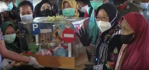 Menteri Sosial, Tri Rismaharini (dua dari kanan) saat menyerahkan paket bantuan kepada warga disabilitas di Ponorogo (Foto / Metro TV)