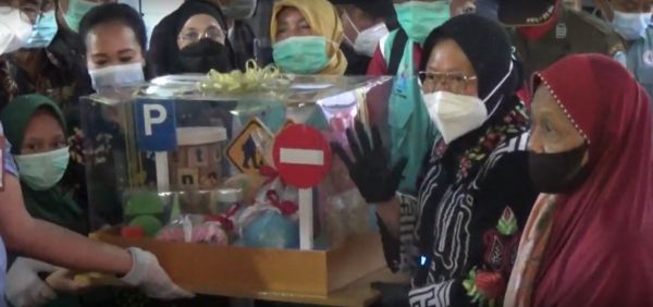 Risma Salurkan Ratusan Paket Bantuan untuk Difabel Ponorogo