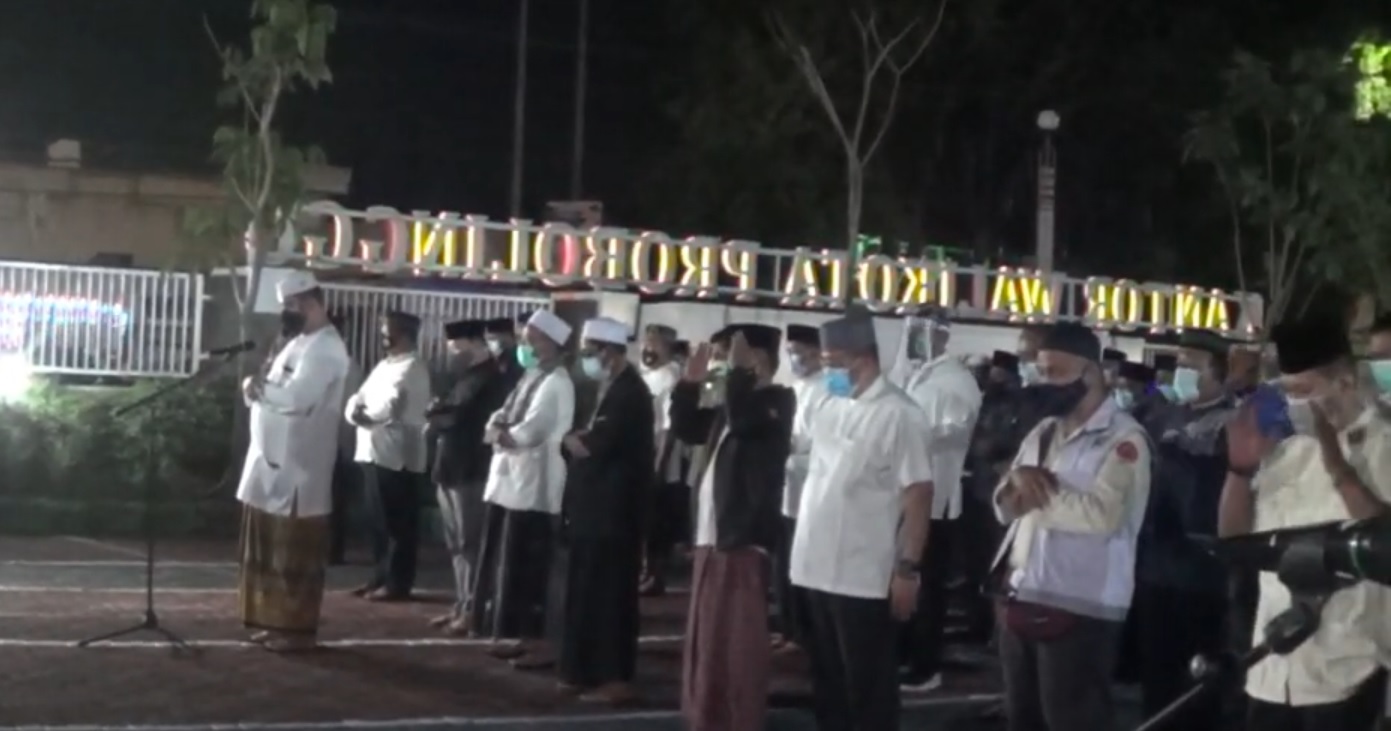 Sejumlah keluarga dan kerabat Kadishub Sumadi melakukan salat jenazah sebelum almarhum dimakamkan (Foto / Metro TV)