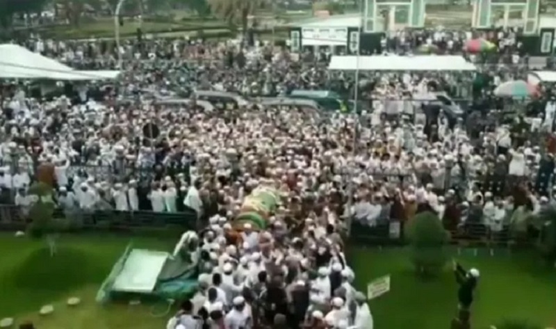 Ribuan pelayat almarhum Habib Hasan memenuhi di Masjid Jami Al-Anwar, Alun-alun Kota Pasuruan, Minggu 27 Desember 2020 (Foto / Metro TV)