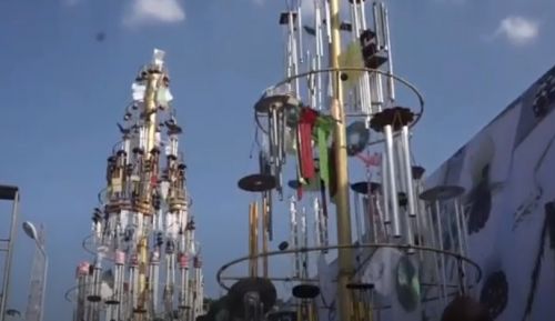 Pohon Natal unik yang berdiri di halaman Gereja Katolik Santa Maria Annuntiata Sidoarjo. (metrotv)