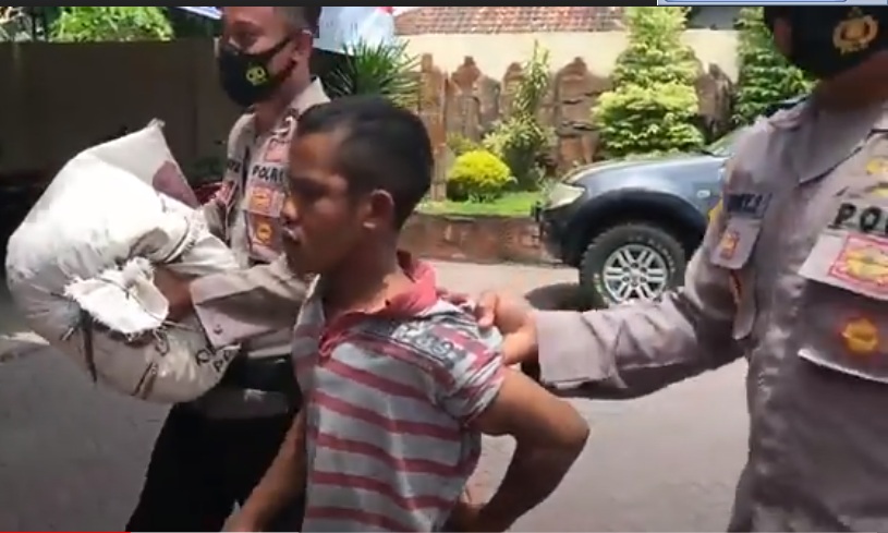 Pelaku pencurian lombok digelandang ke Mapolsek Ponggok, Kabupaten Blitar. (metrotv) 