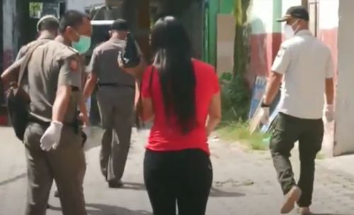 Salah satu penghuni kamar kos yang digelandang petugas Satpol PP Tulungagung. (metrotv)