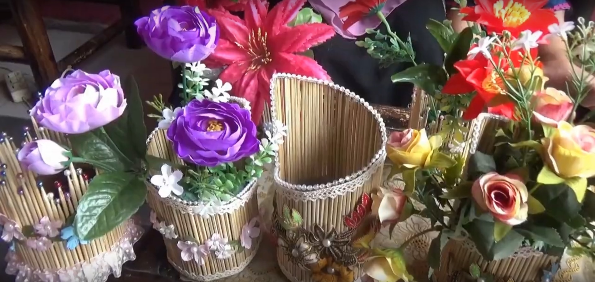 Beberapa vas bunga yang berhasil dibuat Faizah (Foto / Metro TV)