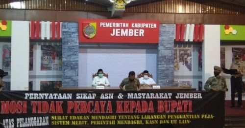 Ratusan ASN menggelar apel dan menyatakan mosi tak percaya kepada Bupati Jember, Faida (Foto / Metro TV)