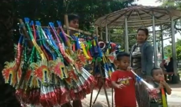 Sedihnya Penjual Terompet Tahun Baru, Sehari Laku Satu