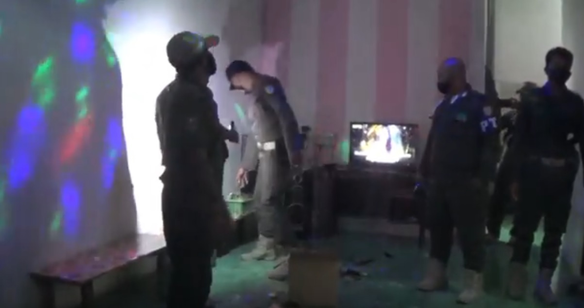 Petugas Satpol PP Kota Probolinggo membubarkan kerumunan di warung karaoke. (metrotv)