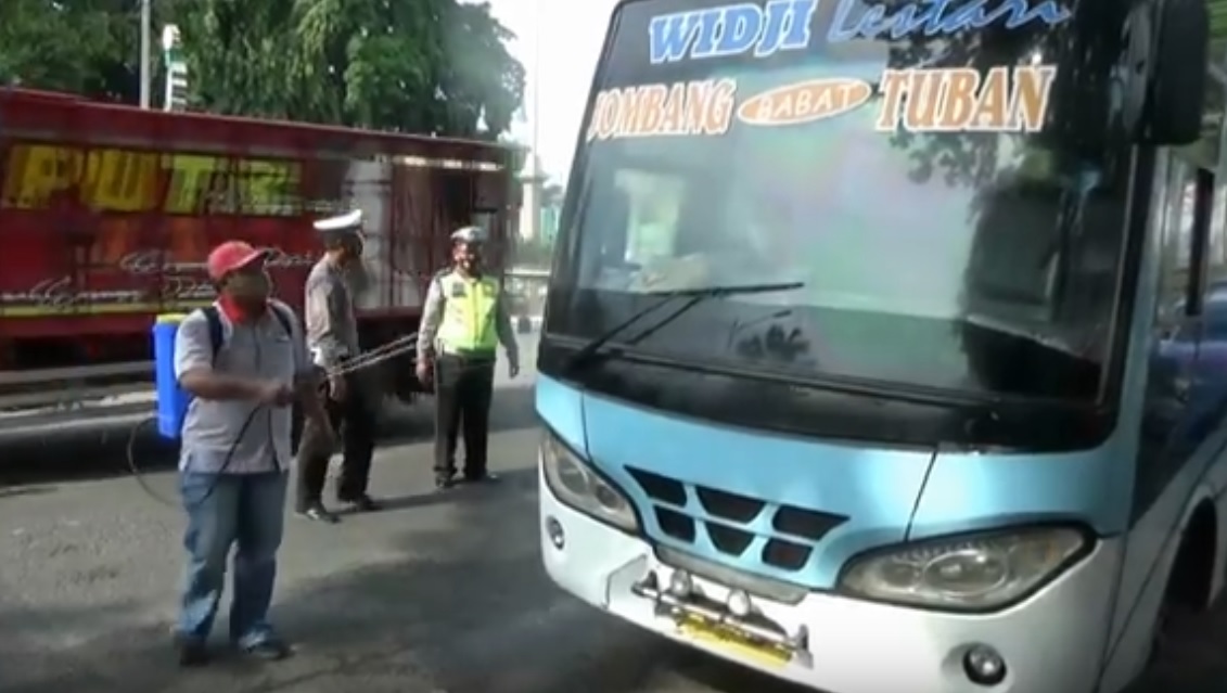 Melintas Tuban,  Mobil Penumpang Umum Disemprot Desinfektan