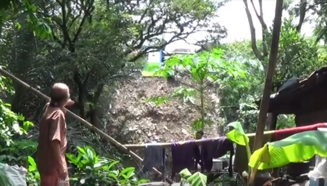  Tebing sungai Gandong Magetan ambrol. (metrotv)