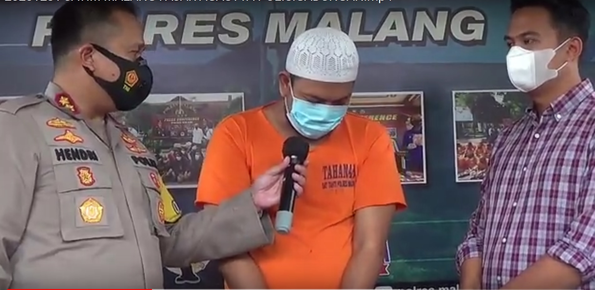 Kapolres Malang AKBP Hendri Umar saat meminta Ubaidillah terkait modus perampasan dengan menyaru sebagai polisi (Foto / Metro TV)