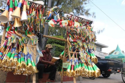 Padagang terompet menjelang tahun baru 2016, di Alun-alun Kota Tegal. (Metrotvnews.com/Kuntoro)