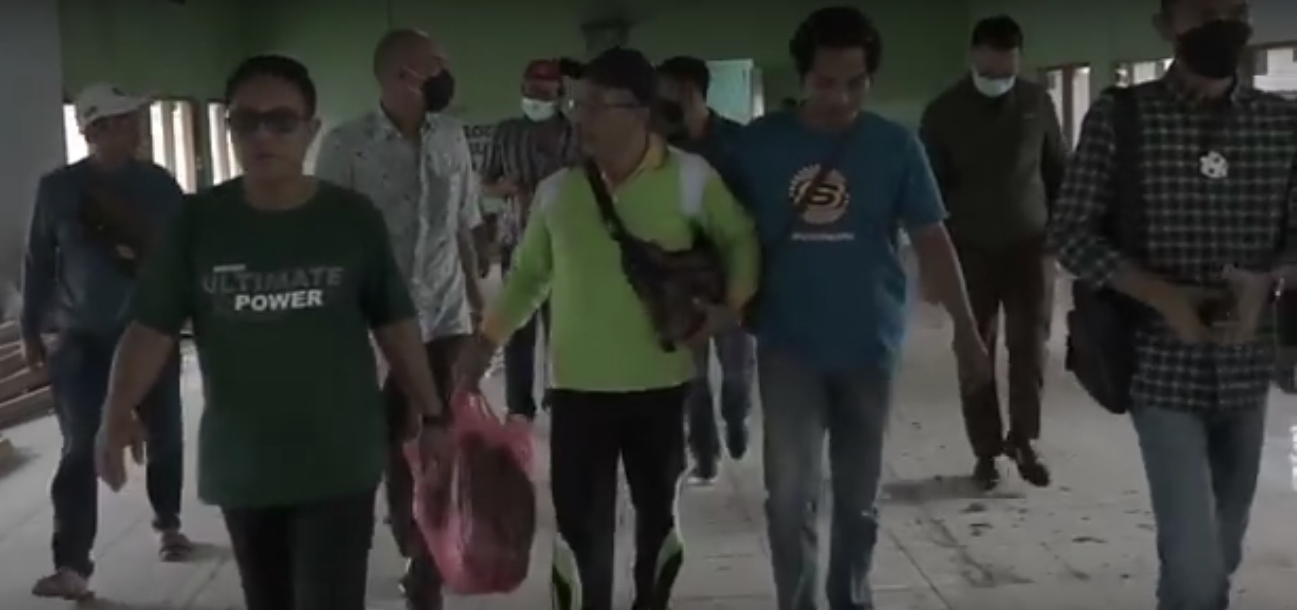 Heppy Rikrik Kristianto (kaos hijau) saar diamankan penyidik Kejari Malang dari lokasi persembunyiannya (Foto / Metro TV)