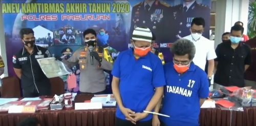 Kapolres Pasuruan, AKBP Rofiq Ripto Himawan menunjukkan barang bukti STNK dan BPKB palsu yang dibuat oleh kedua tersangka (Foto / Metro TV)