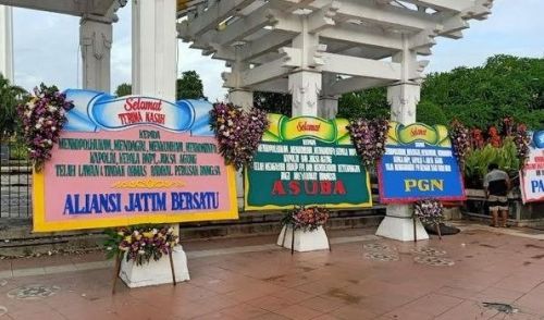 Deretan karangan bunga berisi dukungan terhadap pemerintah dalam melarang aktifitas FPI di kawasan Tugu Pahlawan, Surabaya (Foto / Metro TV) 