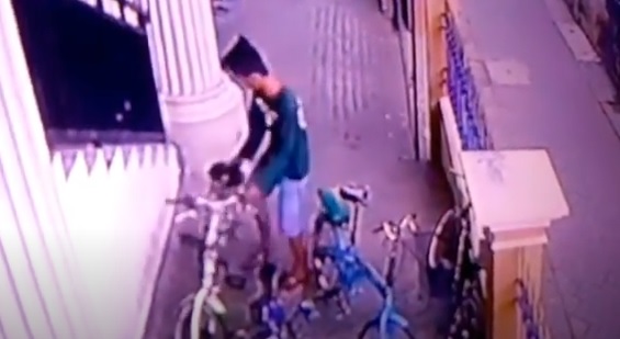 Aksi pelaku mencuri sepada angin di halaman masjid terekam CCTV