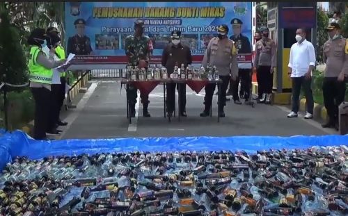 Ribuan miras dimusnahkan di Halaman Polres Malang. (metrotv)