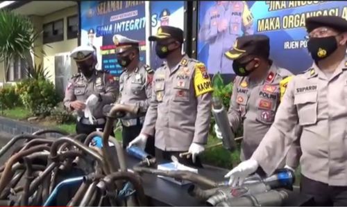 Puluhan knalpot brong disita jelang pergantian tahun. (metrotv) 
