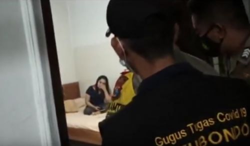 Salah satu wanita muda terciduk dalam kamar hotel di Situbondo. (metrotv)