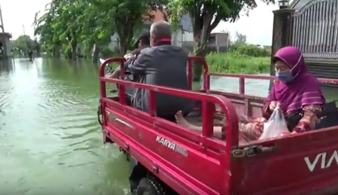 Ribuan Warga Desa di Gresik Terkepung Banjir