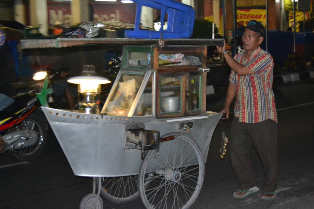 Kenapa Gerobak Sate Madura Berbentuk Perahu, Ada yang Tahu?