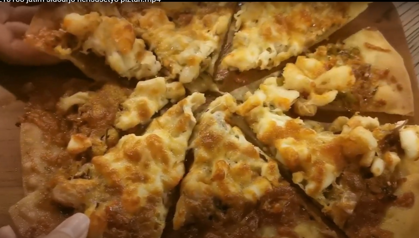 Menu pizza matah yang lagi viral di Sidoarjo (Foto / Metro TV)