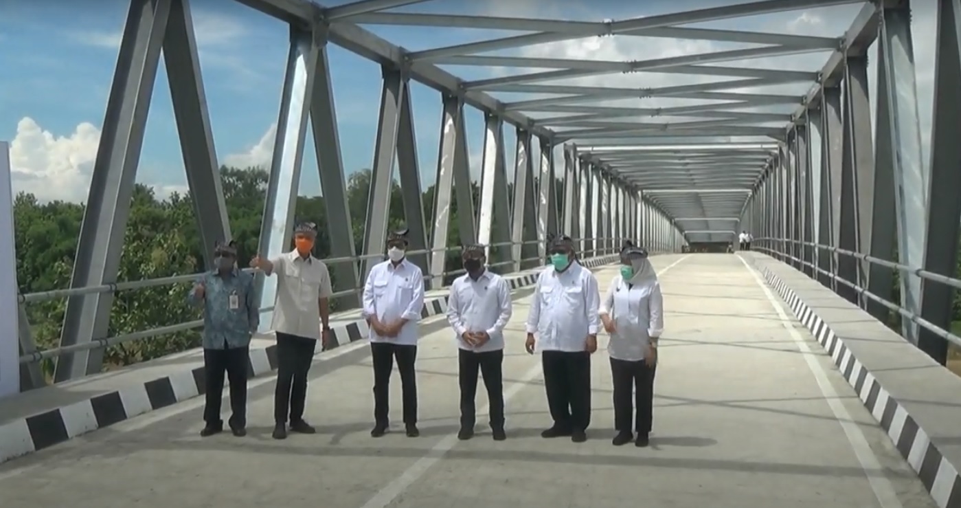 Para menteri didampingi Gubernur Jawa Tengah, Bupati Bojonegoro dan Blora melakukan peninjauan jembatan LuMe (Foto / Metro TV)