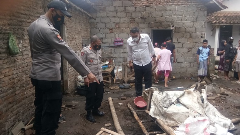 Polisi melakukan olah TKP di lubang septic tank di rumah Kumirah (Foto / Metro TV)
