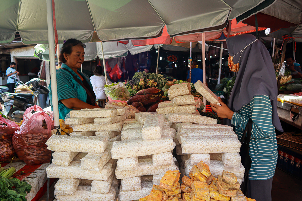 Pedagang melayani pembeli tempe di Pasar Kebayoran Lama, Jakarta. MI/M Fahrullah