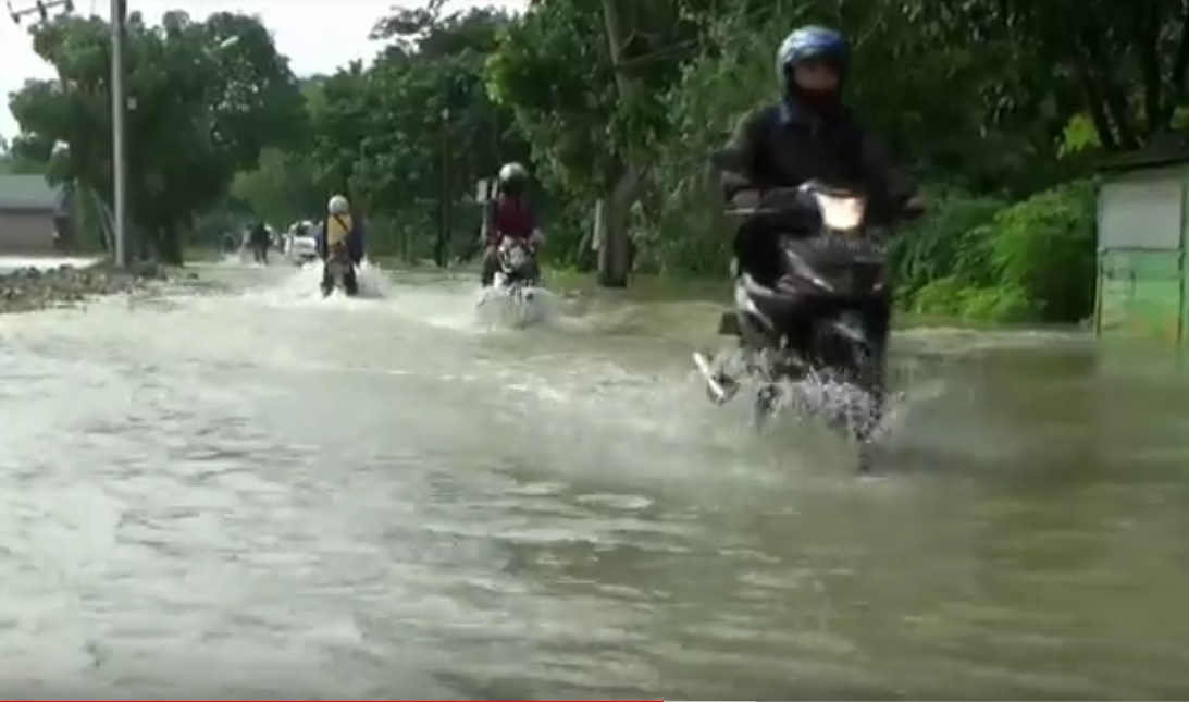 Banjir membubuat akses jalan di tiga kecamatan wilayah Bojonegoro tersendat. (metrotv)