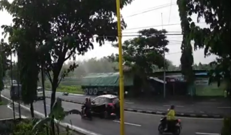 Hindari Jalan Berlubang, Pemotor Tewas Terlindas Truk Tronton