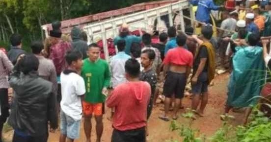 Truk Muatan Kayu Terguling, Dua Orang Tewas
