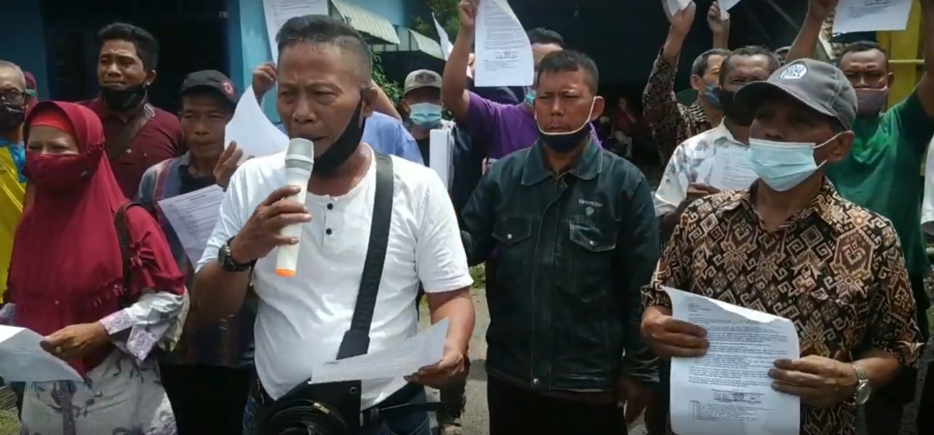 Para pembuata tahu dan tempe di Mojokerto mogok produksi akibat harga kedelai yang melambung tinggi (Foto/ Metro TV)