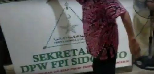Plakat FPI di Sidoarjo diamankan petugas gabungan (Foto / Metro TV)