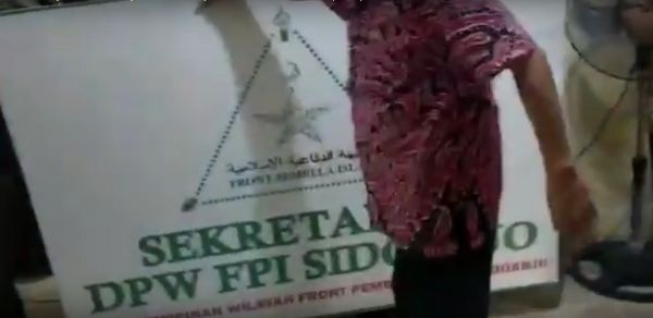 Petugas Amankan Berbagai Atribut dari Sekretariat FPI Sidoarjo