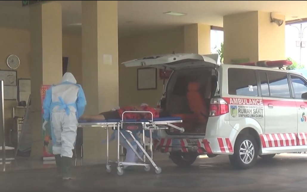 Pasien dengan gejala covid-19 terus berdatangan di Rumah Sakit SLG Kabupaten Kediri. (metrotv)