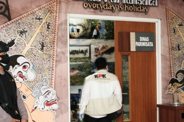 3 Jam! KPK Periksa Mantan Kepala Dinas Pendidikan Kota Batu