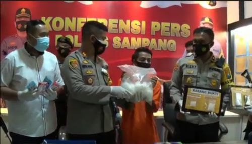 Tersangka dengan barang bukti 1,2 kg sabu. (metrotv)
