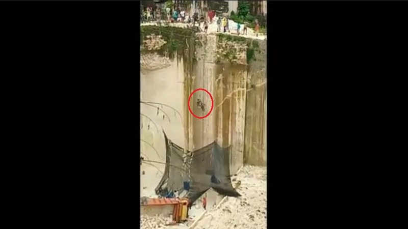 Oleng, Truk Masuk Jurang Sedalam 30 Meter