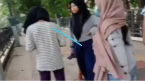  Potongan video aksi perundungan yang dilakukan oleh sejumlah remaja di alun-alun Gresik (Foto / Istimewa)