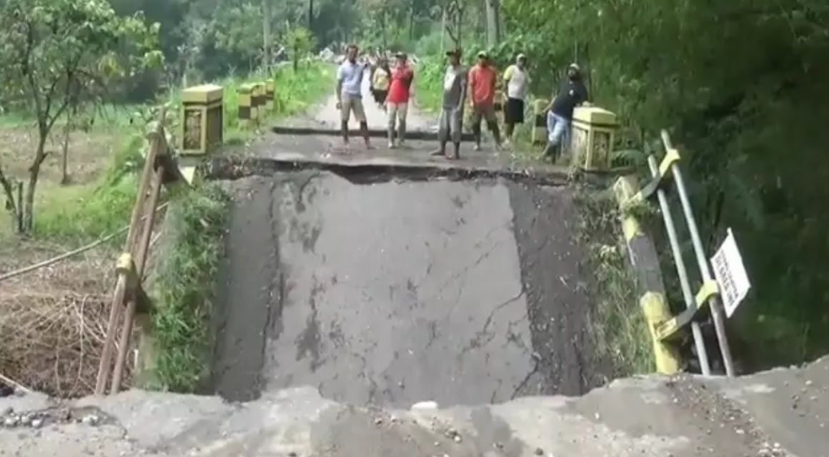 Kondisi jembatan di Dusun Druju, Desa Pondok Agung, Kecamatan Kasembon, Kabupaten Malang yang putus diterjang banjir (Foto / Metro TV)