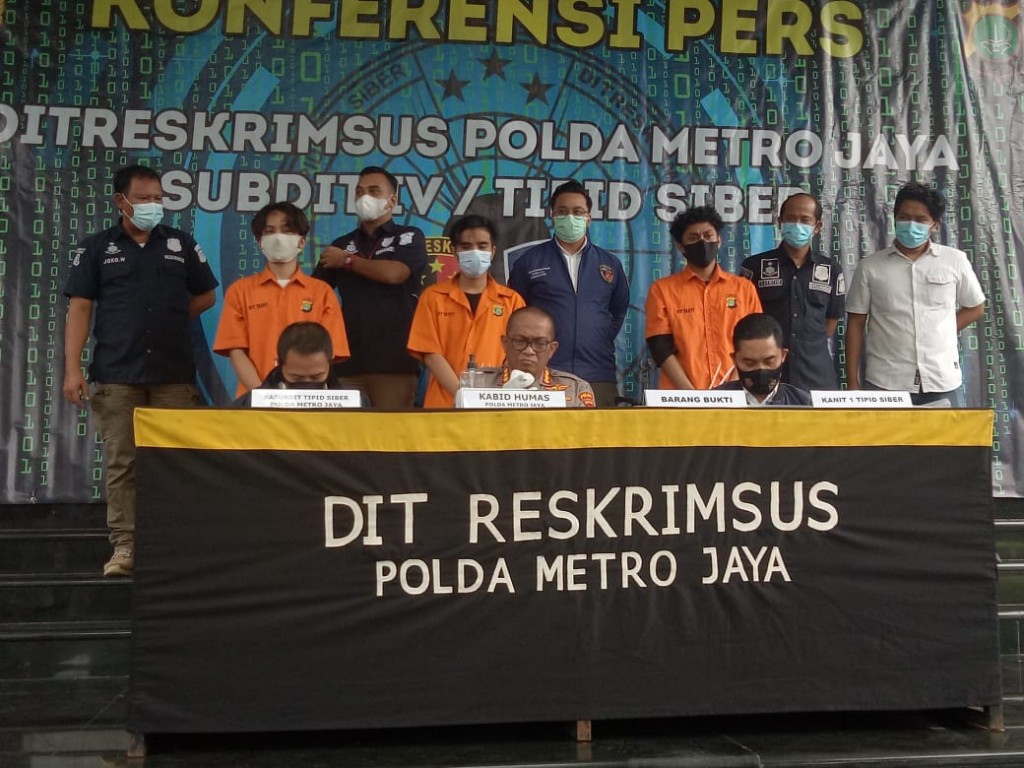 Tiga tersangka pemalsu surat hasil tes PCR (Foto/Medcom.id/Yona)